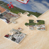 ベルゲンのダウンタウンの歴史的な港湾地域で旗を掲げている ジグソーパズル (側面)