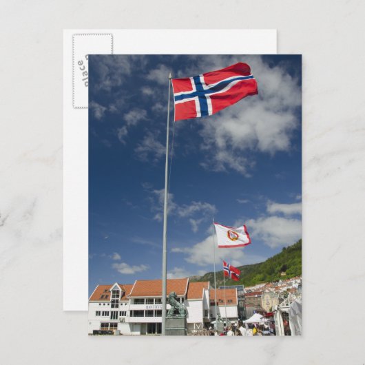 ベルゲンのダウンタウンの歴史的な港湾地域で旗を掲げている ポストカード (正面/裏面)