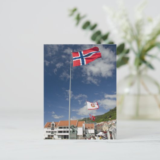 ベルゲンのダウンタウンの歴史的な港湾地域で旗を掲げている ポストカード (スタンド正面)