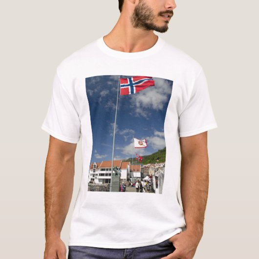 ベルゲンの歴史的な港のエリアの旗 Tシャツ (正面)