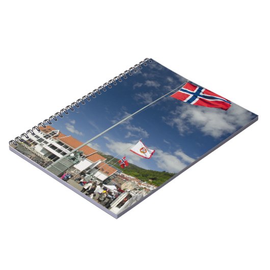 ベルゲンの繁華街の歴史的港湾 ノートブック (左側)