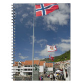 ベルゲンの繁華街の歴史的港湾 ノートブック (正面)