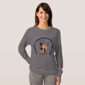 ベルジアンマリノアの子犬にキスをした Tシャツ (正面フル)