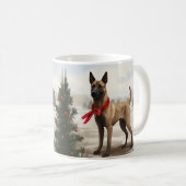 ベルジアンマリノアの犬と雪のクリスマス コーヒーマグカップ (正面右)