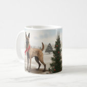 ベルジアンマリノアの犬と雪のクリスマス コーヒーマグカップ (正面左)