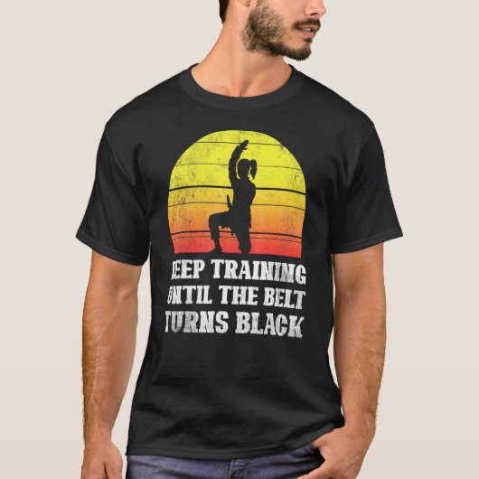 ベルトが保黒いレトロカーに変わるまでの訓練 Tシャツ (正面)