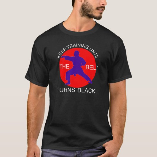 ベルトが黒いキーチェーンに変わるまで訓練する Tシャツ (正面)