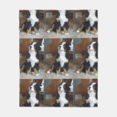 ベルネスの山犬の子犬 フリースブランケット (正面)