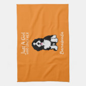 ベルネドードルを愛する女の子にすぎない キッチンタオル (縦)