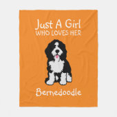 ベルネドードルを愛する女の子にすぎない フリースブランケット (正面)