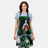 ベルネドードルドッグバイクの聖パトリックの日 エプロン (着用した状態)