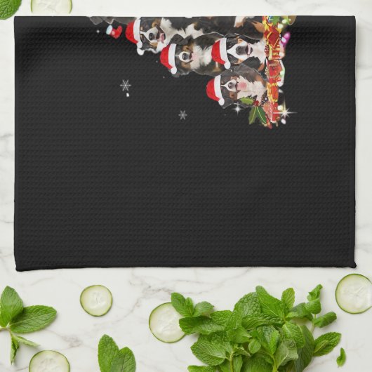 ベルネーズマウンテンクリスマスツリードッグサンタクリスマスおもしろい キッチンタオル (折り畳み)