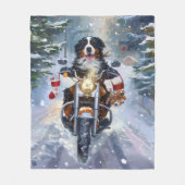 ベルネーズマウンテンドッグオートバイクリスマスに乗る フリースブランケット (正面)