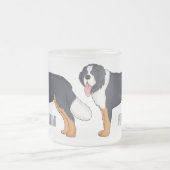 ベルネーゼ山犬の漫画イラストレーション フロストグラスマグカップ (中央)