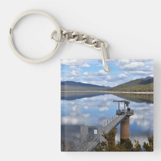 ベルフィールド湖の雲が静かな水 キーホルダー (正面)