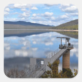 ベルフィールド湖の雲が静かな水 スクエアシール (正面)