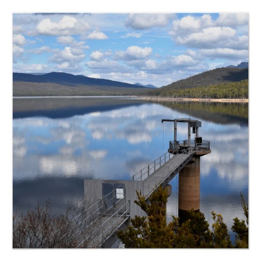 ベルフィールド湖の雲が静かな水 ポスター (正面)