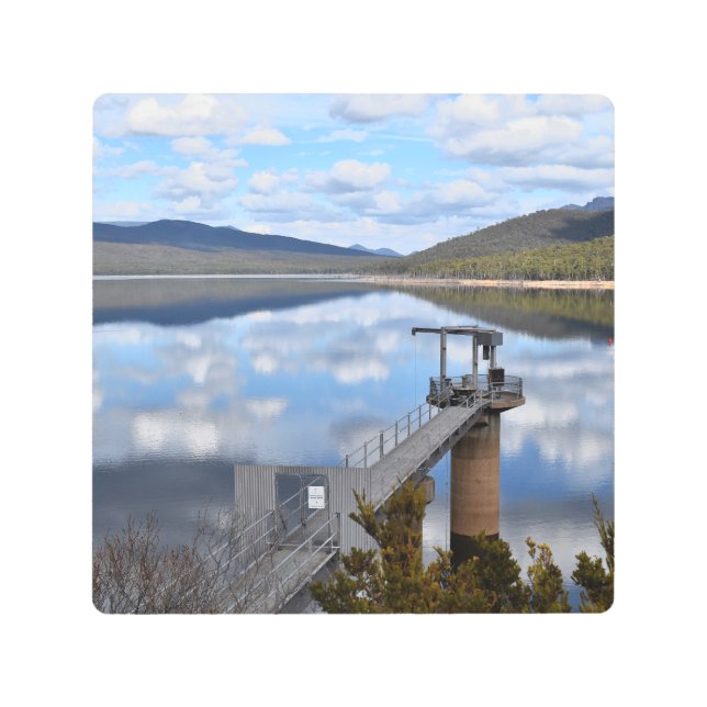 ベルフィールド湖の雲が静かな水 メタルプリント (正面)