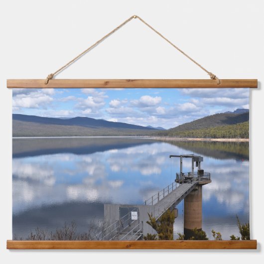 ベルフィールド湖の雲が静かな水 吊り下げ型タペストリー (正面)