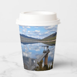 ベルフィールド湖の雲が静かな水 紙コップ