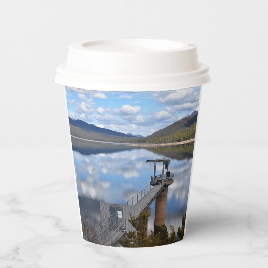 ベルフィールド湖の雲が静かな水 紙コップ (正面)