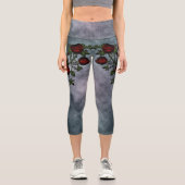 ベルベットのウィスパー:カールされたゴシック様式のバラつる植物 カプリレギンス (正面)