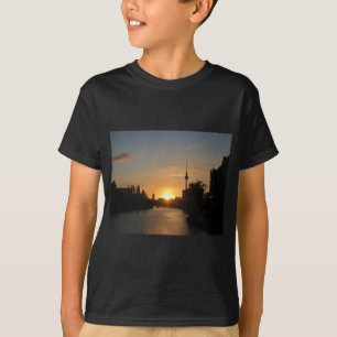 ベルリンドイツスカイラインナイトポストカードフェルンセチューム Tシャツ