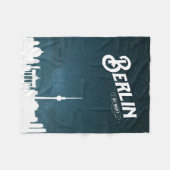 ベルリン·スカイライン（夜間）（ベルリン、ドイツ） フリースブランケット (正面(横))