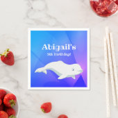 ベルーガパーソナライズされたホエールブルー海誕生日 スタンダードカクテルナプキン (インサイチュ)