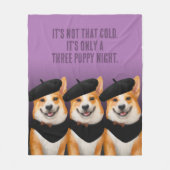 ベレー&バンダナを着たかわいいシックなコギの犬 フリースブランケット (正面)