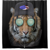 ベンガおもしろいルトラの服を着たおもしろい野生動物 シャワーカーテン (正面)