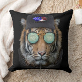 ベンガおもしろいル・タイガーの服を着た野生動物 クッション (ブランケット)