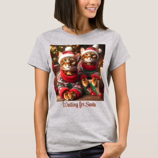 ベンガルの猫がサンタクロースを待ち望む Tシャツ (正面)