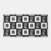 ベンガルトガーブラックとホワイトチェッカーボードパターン デスクマット (正面)