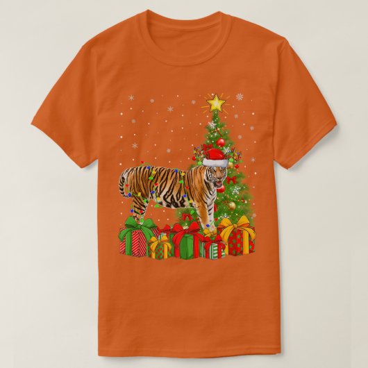 ベンガルトラがクリスマスツリーに電気をつけるサンタ ベンガルトラ Tシャツ (デザイン正面)