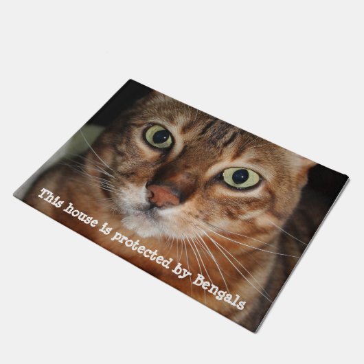 ベンガル猫の顔の写真"家保護されます"は ドアマット (アングル)