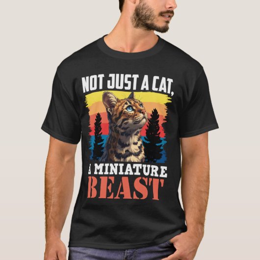 ベンガル猫は猫だけでなくミニチュアの獣おもしろい Tシャツ (正面)