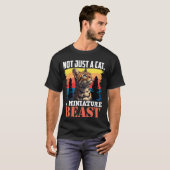 ベンガル猫は猫だけでなくミニチュアの獣おもしろい Tシャツ (正面フル)