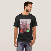 ベングスが愛猫の毛のないスフィンクスを呼んでいる Tシャツ (正面フル)