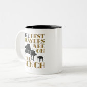 ベンチでピア最高のノ奏者のピアニスト ツートーンマグカップ (正面左)