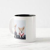 ベンチに坐っている組のコーギー ツートーンマグカップ (正面左)