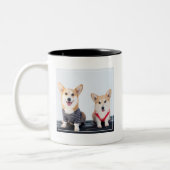 ベンチに坐っている組のコーギー ツートーンマグカップ (左)