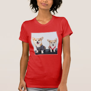 ベンチに坐っている組のコーギー Tシャツ