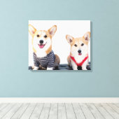 ベンチに座っているコーギーのペア キャンバスプリント (インサイチュ (ウッドフロア))