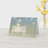 ベンチに座る誕生日の少女と風船 カード (黄色い花)