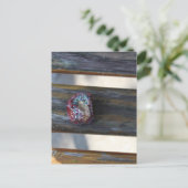 ベンチに絵を描隠された小さなハートの岩 ポストカード (スタンド正面)