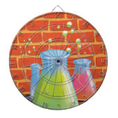 ベンチに置かれた漫画のガラス科学機器 ダーツボード (正面)