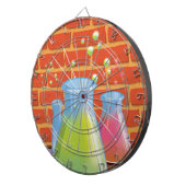 ベンチに置かれた漫画のガラス科学機器 ダーツボード (正面右)