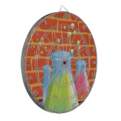 ベンチに置かれた漫画のガラス科学機器 ダーツボード (正面左)