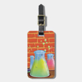 ベンチに置かれた漫画のガラス科学機器 ラゲッジタグ (正面縦)